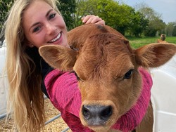 Foto Peternak Sapi Cantik yang Jadi Viral, Ternyata Jual Konten di OnlyFans