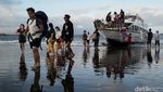 Begini Penumpang Naik-Turun Kapal Saat Pelabuhan Sanur Masih Dibangun