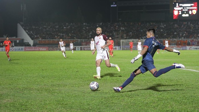 Borneo FC mengalahkan PSM Makassar dengan skor 2-1 sekaligus lolos ke babak semifinal Piala Presiden 2022.