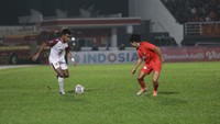 Winger PSM Makassar, Yakob Sayuri mencoba melewati penjagaan pemain Borneo FC. Foto: Dok. PSM Makassar/Adhiaksa Mursalim