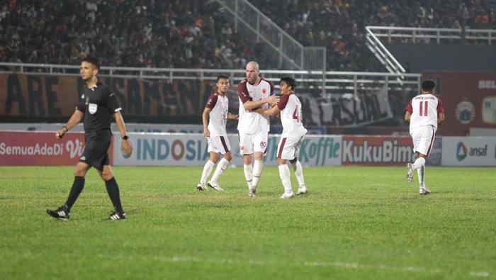 Borneo FC mengalahkan PSM Makassar dengan skor 2-1 sekaligus lolos ke babak semifinal Piala Presiden 2022.