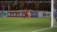 Winger PSM Makassar, Rizky Eka menerobos pertahanan Borneo FC dari sisi sayap. Foto: Dok. PSM Makassar/Adhiaksa Mursalim