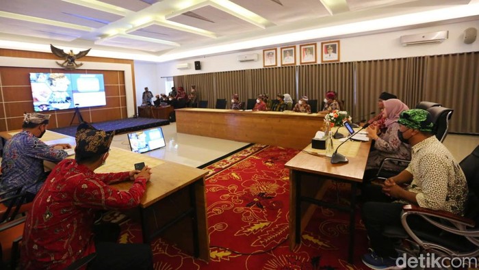 Bupati Banyuwangi Ipuk Fiestiandani saat memaparkan 2 inovasi