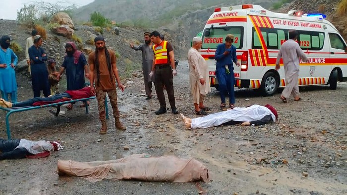 Bus di Pakistan Masuk Jurang, 20 Orang Tewas Mengenaskan In this photo provided by Baluchistan's rescue department, a rescue worker stands next to the wreck of a passenger bus, in Zhob, Baluchistan province, in southwest Pakistan, Sunday, July 3, 2022. An official said the passenger bus slid off a mountain road and fell 200 feet (61 meters) into a ravine in heavy rain killing at least 18 people and injuring some 12 others. (Baluchistan Rescue Department via AP)