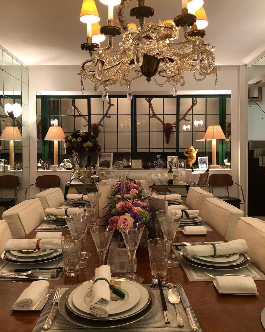 Ruang makan di apartemen mewah Carina Lau.