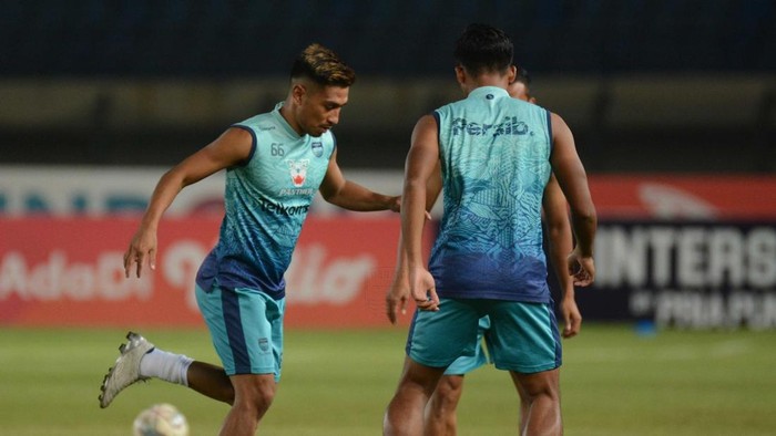 Daisuke Sato saat pemanasan jelang laga Persib vs PSS Sleman.