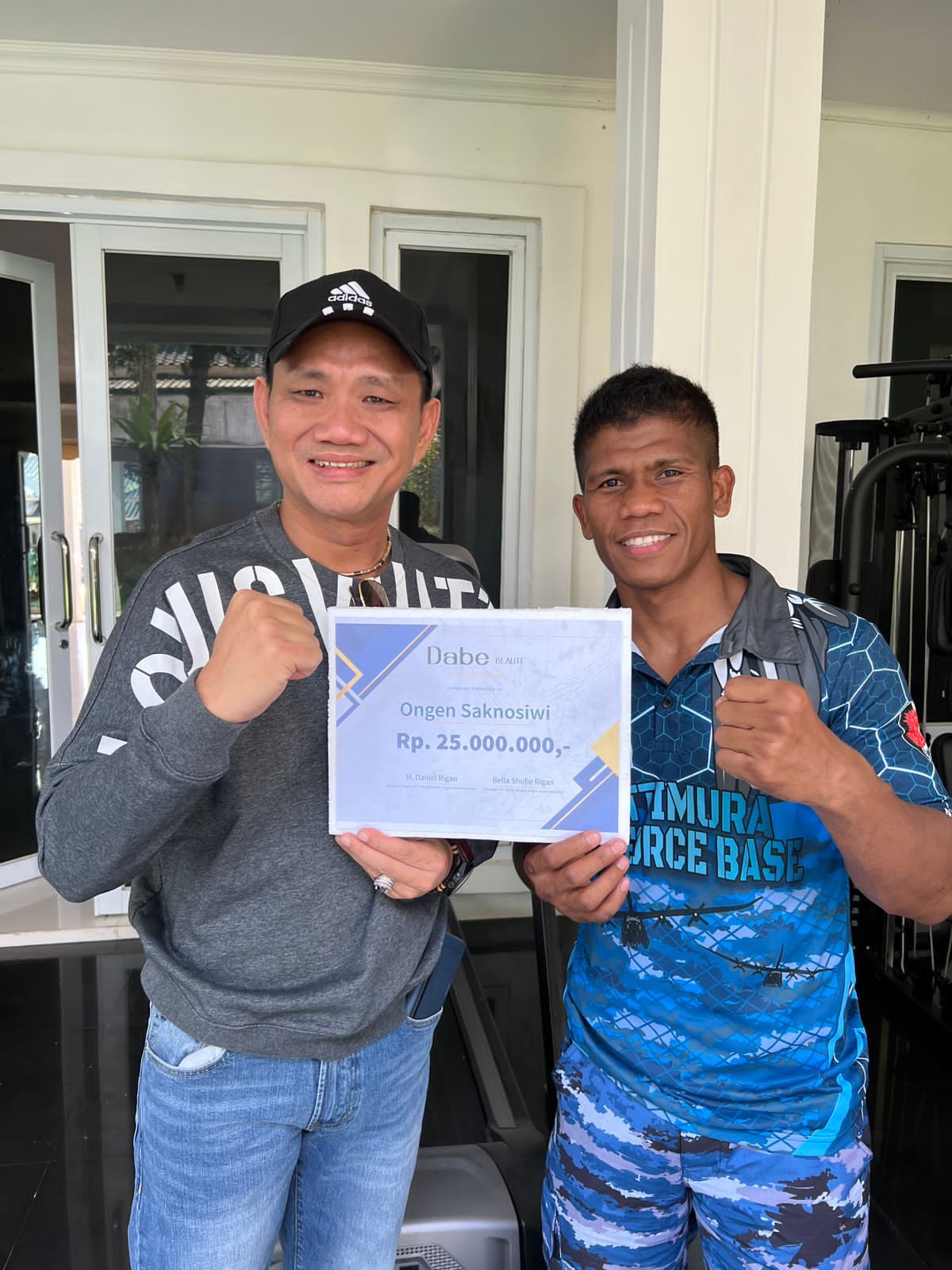 Daniel Rigan, suami Bella Shofie, menunjukkan apresiasinya terhadap Ongen Saknosiwi yang baru saja keluar sebagai juara dalam duel kelas bulu MPRO Evolution Fight Series 2022.