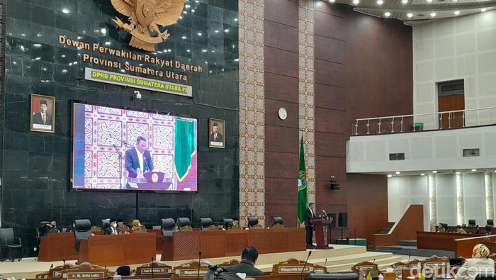 Dedi Iskandar saat membacakan pandangan umum fraksi PKS