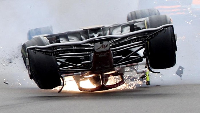 Detik-detik Kecelakaan Pembalap China di F1 GP Inggris, Bikin Ngeri Formula One F1 - British Grand Prix - Silverstone Circuit, Silverstone, Britain - July 3, 2022 Alfa Romeo's Guanyu Zhou crashes out at the start of the race REUTERS/Molly Darlington TPX IMAGES OF THE DAY