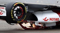 Beruntung mobil-mobil Formula 1 saat ini sudah menggunakan halo alias pelindung titanium untuk bagian kepala, hal itu mencegah Zhou Guanyu mengalami cedera serius di bagian kepala dalam posisi mobil terbalik.