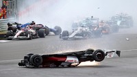 Tabrakan tersebut membuat mobil Zhou Guanyu terbalik dan terus meluncur keluar sirkuit dengan posisi kepala Zhou Guanyu ada di bawah.