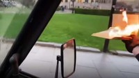Mereka juga kembali membakar Alquran saat berkendara meninggalkan lokasi.