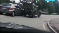 Tindakan mereka dipergoki dan memicu kemarahan umat Islam setempat. Seorang pengendara Mercy mengejar mobil Thorsen dan rekan-rekannya.