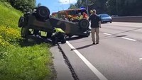 Benturan keras membuat mobil SUV terguling di pinggir jalan raya. Polisi akhirnya menangkap Lars Thorsen dan 4 orang lainnya.