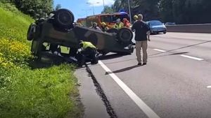 Foto Detik-detik Mobil Pembakar Alquran Terguling