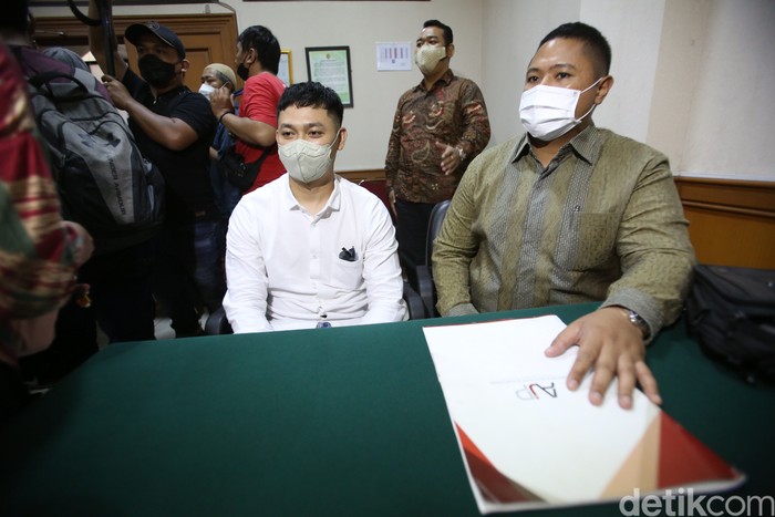 Penyanyi dangdut Dewi Perssik dan suaminya Angga Wijaya saat menghadiri sidang perceraian di Pengadilan Agama Jakarta Selatan, Jakarta, Senin, (4/7/2022).