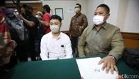 Dewi Perssik berharap mediasinya dengan Angga Wijaya berhasil. (Foto: Palevi/detikcom) 