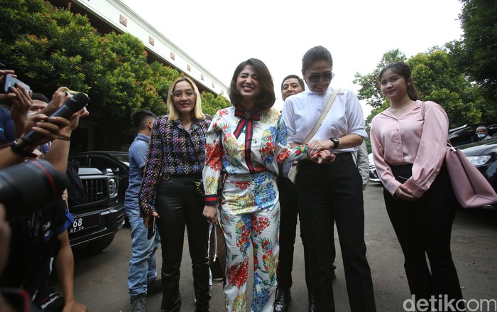 Dewi Perssik Penyanyi dangdut Dewi Perssik dan suaminya Angga Wijaya saat menghadiri sidang perceraian di Pengadilan Agama Jakarta Selatan, Jakarta, Senin, (4/7/2022).