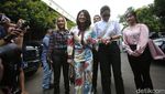Senyum Dewi Perssik di Sidang Cerai dengan Angga Wijaya