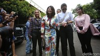 Dewi Perssik menghadiri sidang cerai perdana dengan busana penuh warna. (Foto: Palevi/detikcom) 
