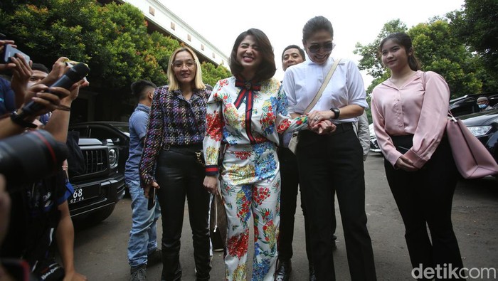 Penyanyi dangdut Dewi Perssik dan suaminya Angga Wijaya saat menghadiri sidang perceraian di Pengadilan Agama Jakarta Selatan, Jakarta, Senin, (4/7/2022).