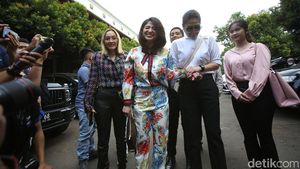 Senyum Dewi Perssik di Sidang Cerai dengan Angga Wijaya