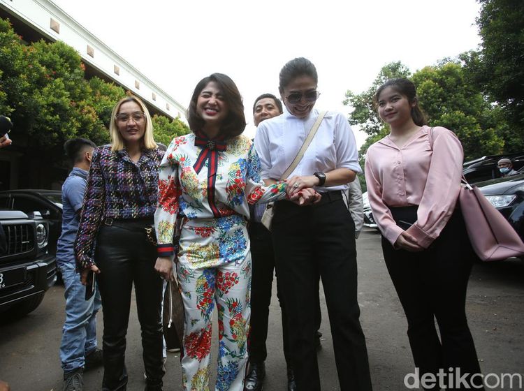 Senyum Dewi Perssik di Sidang Cerai dengan Angga Wijaya