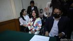 Senyum Dewi Perssik di Sidang Cerai dengan Angga Wijaya