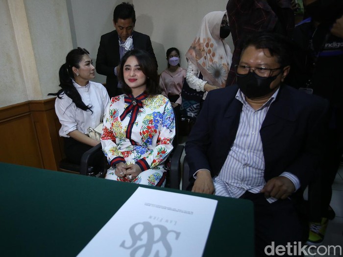 Penyanyi dangdut Dewi Perssik dan suaminya Angga Wijaya saat menghadiri sidang perceraian di Pengadilan Agama Jakarta Selatan, Jakarta, Senin, (4/7/2022).