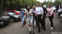 Dalam kesempatan itu, Dewi Perssik tampak tak berhenti senyum. (Foto: Palevi/detikcom) 