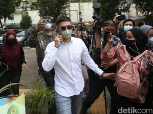 Bagaimana Kehidupan Angga Wijaya Usai Cerai dari Dewi Perssik?