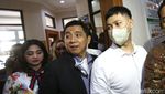 Senyum Dewi Perssik di Sidang Cerai dengan Angga Wijaya