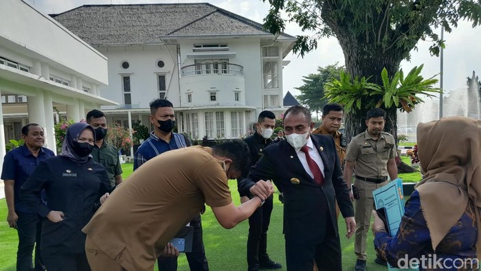 Bobby Nasution menunduk saat menyalami Edy Rahmayadi. (Aldi/detikSumut)