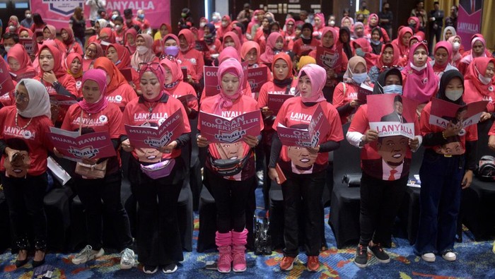 Emak-emak Berbaju Pink Kumpul di Palembang, Ngapain? Ratusan perempuan Sumatera Selatan yang menamakan diri Relawan Cindo Sriwijaya mendeklarasikan dukungan kepada Ketua Dewan Perwakilan Daerah Republik Indonesia (DPD-RI), LaNyalla Mahmud Mattalitti, untuk maju jadi Capres 2024.