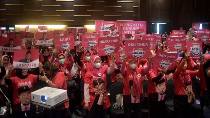 Ratusan perempuan Sumatera Selatan yang menamakan diri Relawan Cindo Sriwijaya mendeklarasikan dukungan kepada Ketua Dewan Perwakilan Daerah Republik Indonesia (DPD-RI), LaNyalla Mahmud Mattalitti, untuk maju jadi Capres 2024.