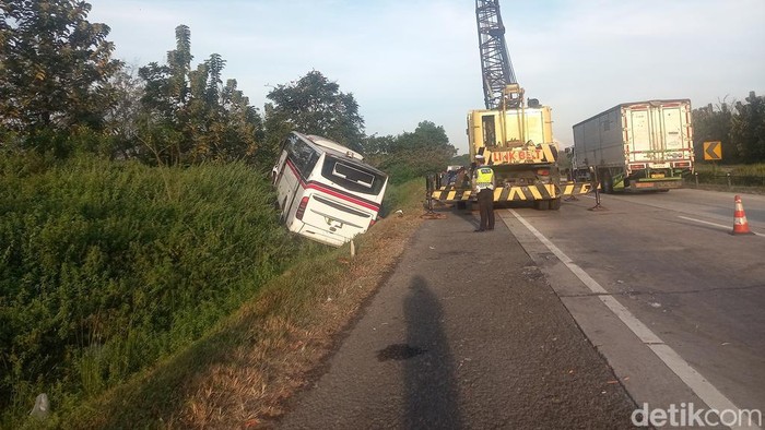 Evakuasi bus Primajasa yang nyangkut ke parit di Tol Cipali.