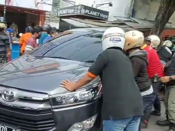 Evakuasi mobil usai menabrak motor dan warung
