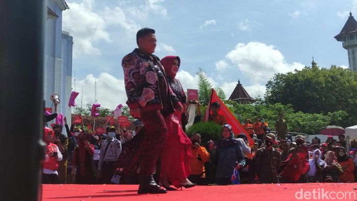 Fashion Show Batik Cianjuran Sambut Hari Jadi Cianjur (HJC) ke-345