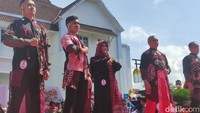 Dinas Perizinan Cianjur kenakan batik Cianjuran motif beasan (padi) dan ayam pelung 