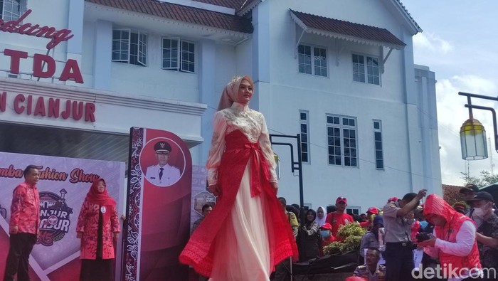 Fashion Show Batik Cianjuran Sambut Hari Jadi Cianjur (HJC) ke-345
