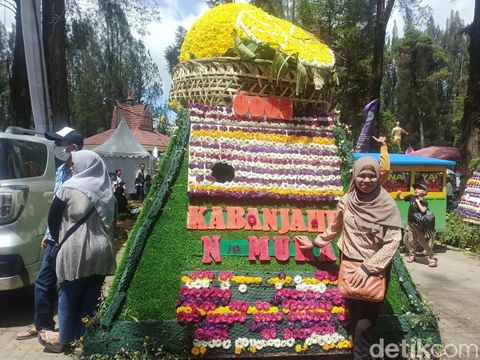 Festival bunga dan buah di Karo