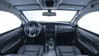 Interior Fortuner antipeluru. Secara spesifikasi, Toyota Fortuner antipeluru ini sangat bebeda dengan Fortuner yang dijual di Indonesia, meski tampilannya identik. Mobil ini mengusung mesin bensin V6 4.000 cc dengan transmisi otomatis enam percepatan. Foto: Dok. INKAS Armored
