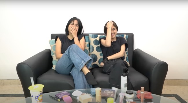 Dalam video YouTube tersebut pemilik nama asli Jasmine itu juga mengungkapkan jika dirinya adalah anak tunggal. Ibunya merupakan orang Sunda, sedangkan ayahnya Belanda Manado.  Foto: dok. YouTube/Fuji an