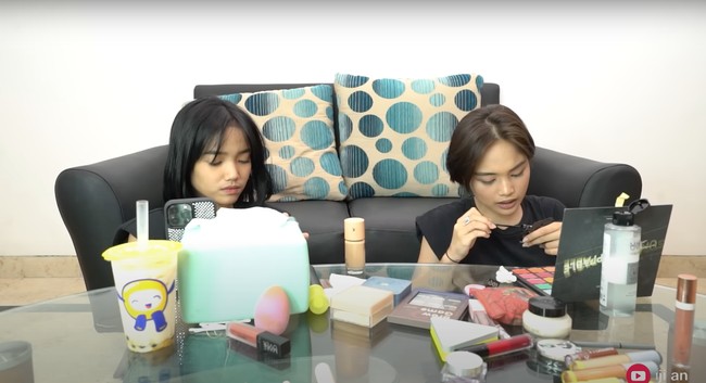 Jeje dan Fuji tampak berbincang cukup lama sambil keduanya bermakeup bersama. Bagaimana menurutmu penampilann keduanya, mirip nggak? Foto: dok. YouTube/Fuji an