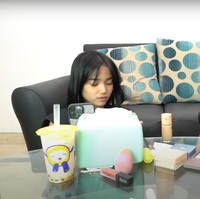 Jeje dan Fuji tampak berbincang cukup lama sambil keduanya bermakeup bersama. Bagaimana menurutmu penampilann keduanya, mirip nggak? Foto: dok. YouTube/Fuji an