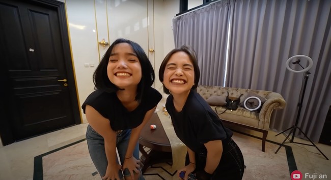 Sama-sama mengenakan baju hitam dan berambut pendek, keduanya memang terlihat begitu mirip. Ditambah lagi dengen ekspresi yang sama seperti di dalam foto ini. Foto: dok. YouTube/Fuji an