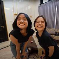 Sama-sama mengenakan baju hitam dan berambut pendek, keduanya memang terlihat begitu mirip. Ditambah lagi dengen ekspresi yang sama seperti di dalam foto ini. Foto: dok. YouTube/Fuji an