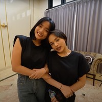 Kalau berfoto bersama seperti ini, keduanya jadi seperti adik dan kakak ya? Saat ini Fuji sendiri sudah berusia 19 tahun, sedangkan Jeje masih berusia 16 tahun. Foto: dok. YouTube/Fuji an