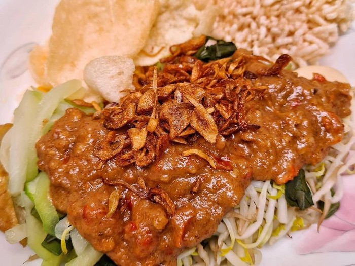 Gado-gado saus kacang mete yang enak di Jakarta.