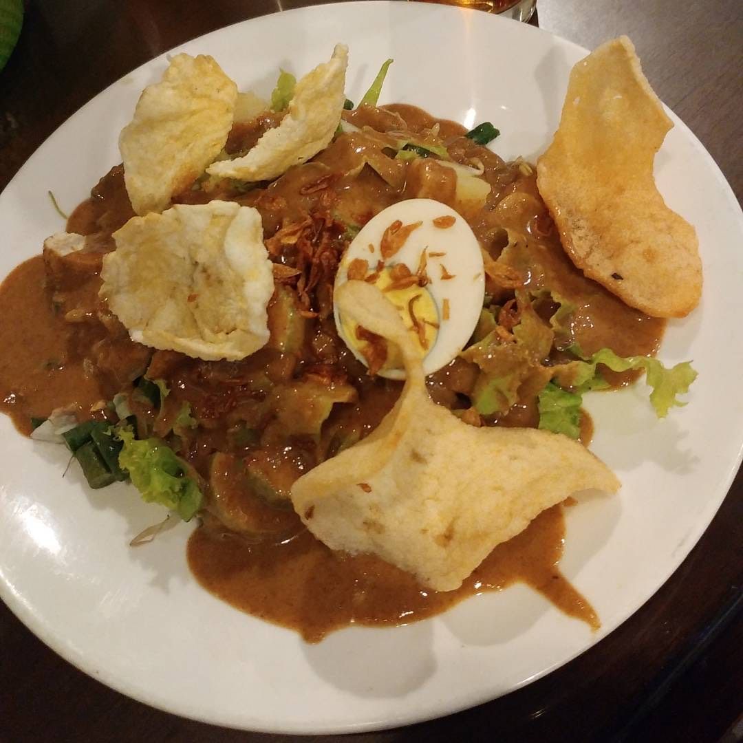 Gado-gado saus kacang mete yang enak di Jakarta.